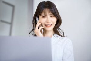 豊田市にある豊田婚活結婚相談所ハピマリでJBA日本婚活相談所に所属してるので会員数が多く婚活男性または婚活女性と連絡をとってお見合いや婚活のアドバイスとかを連絡している様子
