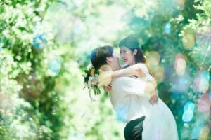 豊田婚活結婚相談所ハピマリで婚活をして結婚した豊田市に住む婚活男性と婚活女性が結婚式の前撮りを結婚式に向けて豊田市で写真撮影するイメージ画像